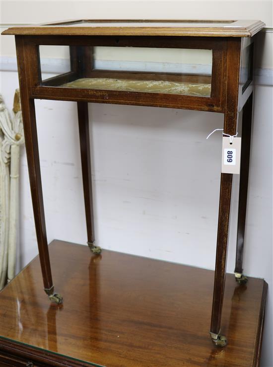 An Edwardian mahogany display table W.53cm